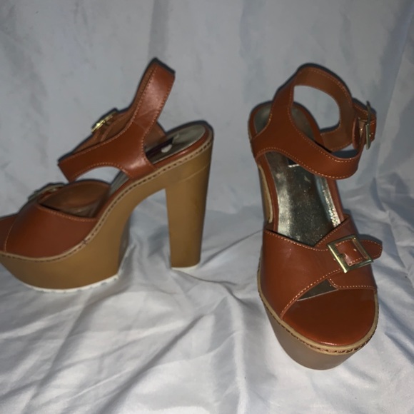 Prevail Chunky Heeled Sandals - Picture 3 of 3